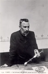 Pierre Curie (1859-1906) che insegna il radio alla Sorbona
